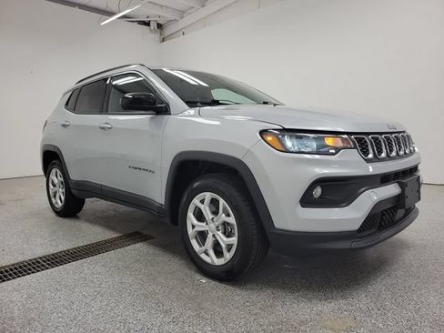 Used 2024 Jeep Compass Latitude AWD/4WD image 2