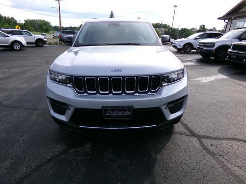 Used 2023 Jeep Grand Cherokee Laredo AWD/4WD image 4