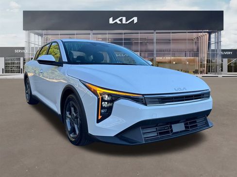 New 2025 Kia K4 LXS image 1