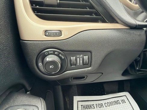 Used 2017 Jeep Cherokee Latitude w/ Cold Weather Group AWD/4WD image 25