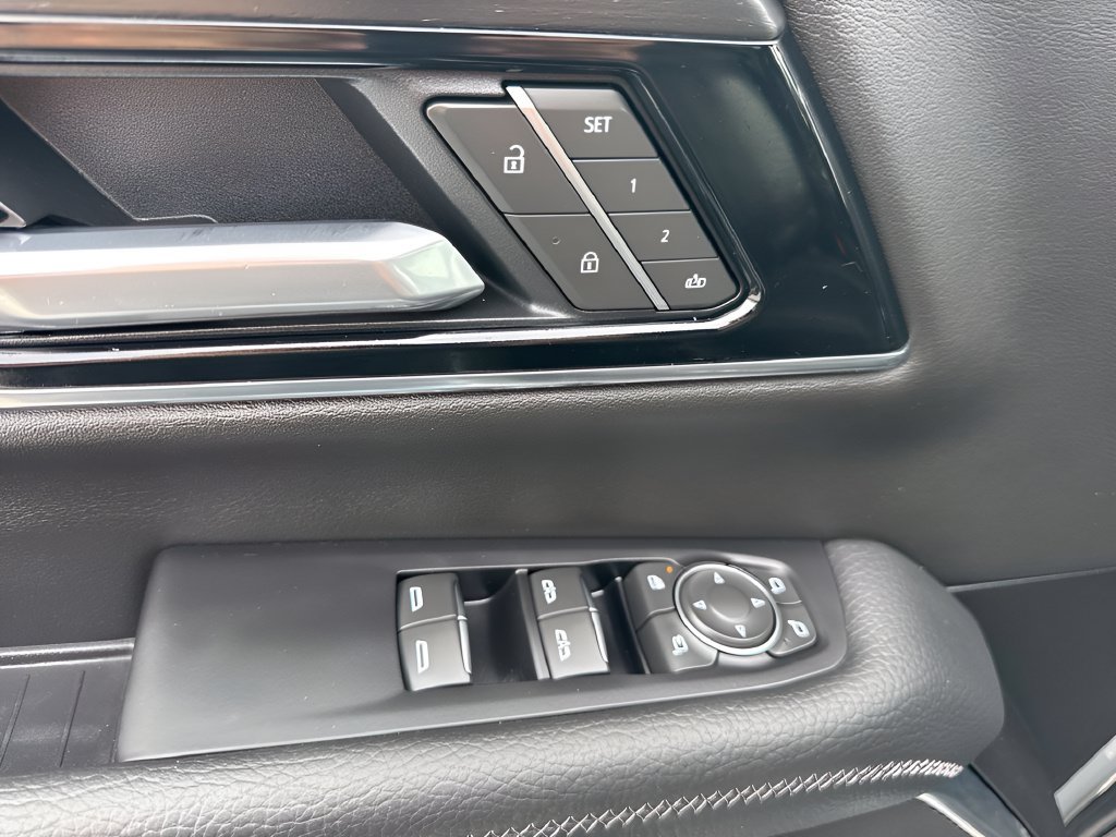 Used 2025 GMC Yukon Denali RWD image 27