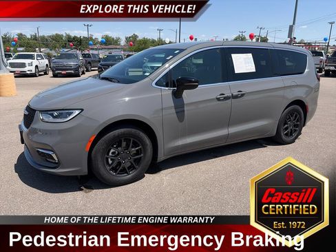 Used 2025 Chrysler Pacifica Select FWD image 1