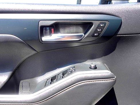 Used 2023 Toyota Highlander Bronze Edition AWD/4WD image 11