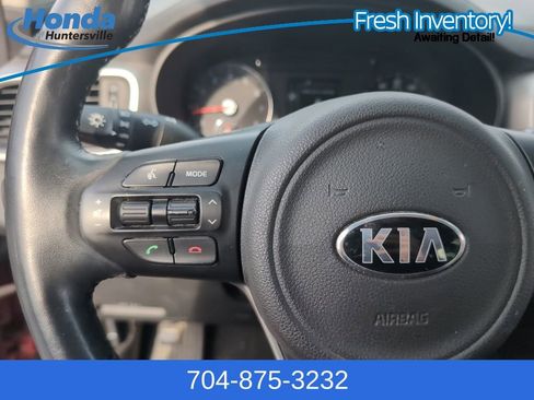 Used 2017 Kia Sorento LX w/ LX Convenience Package image 19