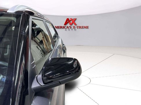 Used 2024 Hyundai Venue Limited FWD image 18