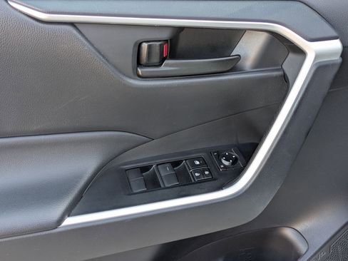 Used 2022 Toyota RAV4 LE image 12