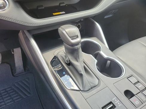 Used 2023 Toyota Highlander XLE FWD image 33