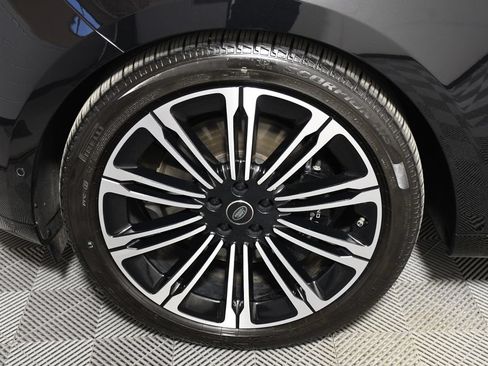 Used 2025 Land Rover Range Rover Long Wheelbase Autobiography AWD/4WD image 11