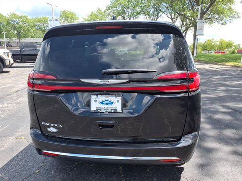 Used 2024 Chrysler Pacifica Touring-L FWD image 6