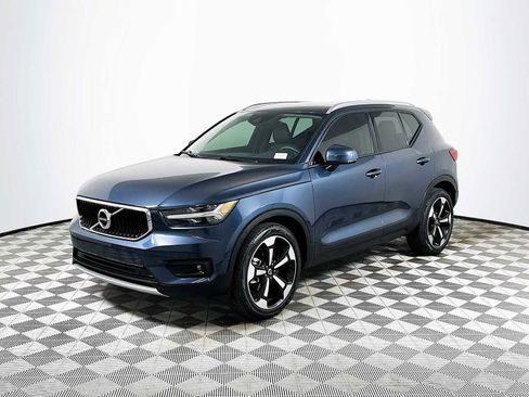 Used 2021 Volvo XC40 T5 Momentum w/ Premium Package image 3