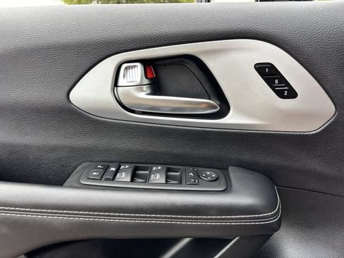 Used 2025 Chrysler Pacifica Limited FWD image 24