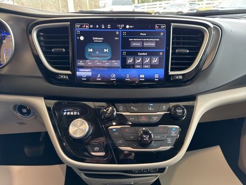 Used 2024 Chrysler Pacifica Touring-L image 23