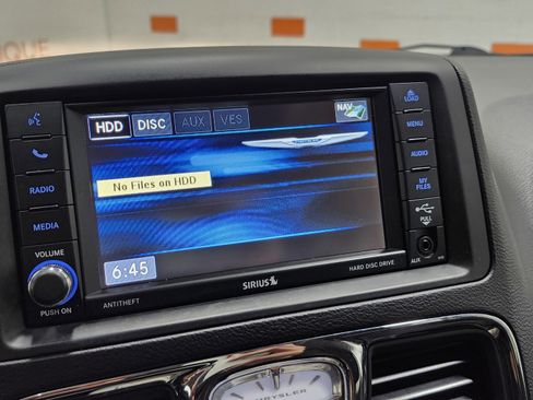 Used 2014 Chrysler Town & Country Touring-L image 8