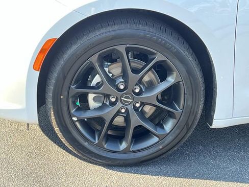 Used 2025 Chrysler Pacifica Limited FWD image 11