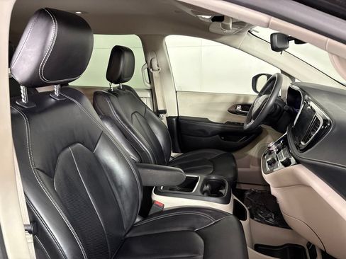 Used 2023 Chrysler Pacifica Touring-L FWD image 17