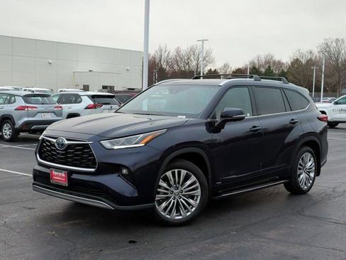 Used 2023 Toyota Highlander Platinum image 2