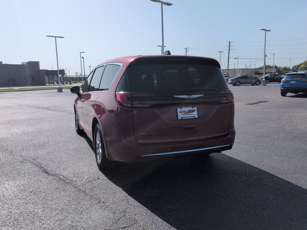 Used 2025 Chrysler Pacifica Select FWD image 6