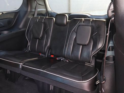 Used 2025 Chrysler Pacifica Limited FWD image 10