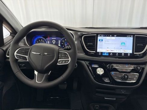 New 2026 Chrysler Pacifica Select image 9