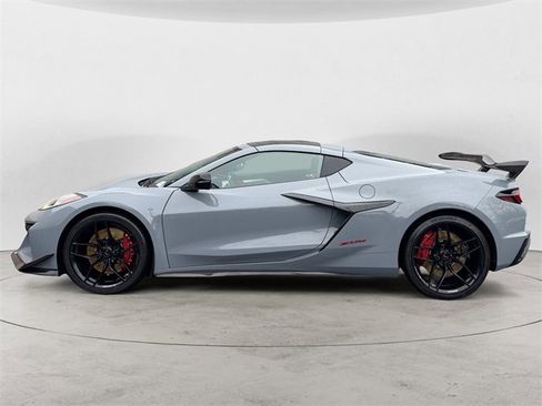 Used 2025 Chevrolet Corvette Z06 image 2