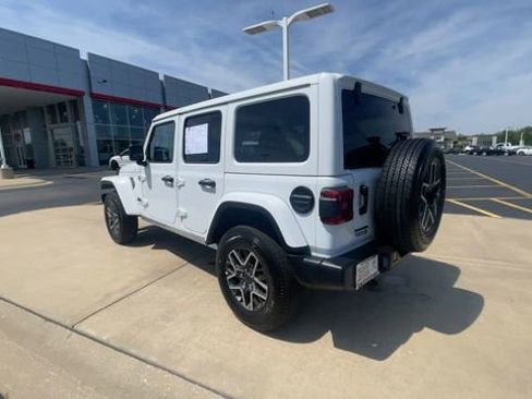 Used 2025 Jeep Wrangler Unlimited Sahara AWD/4WD image 8