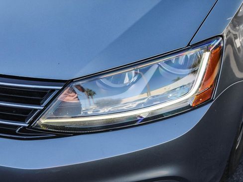 Used 2017 Volkswagen Jetta SE image 4