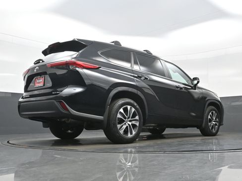 Used 2023 Toyota Highlander XLE AWD/4WD image 32