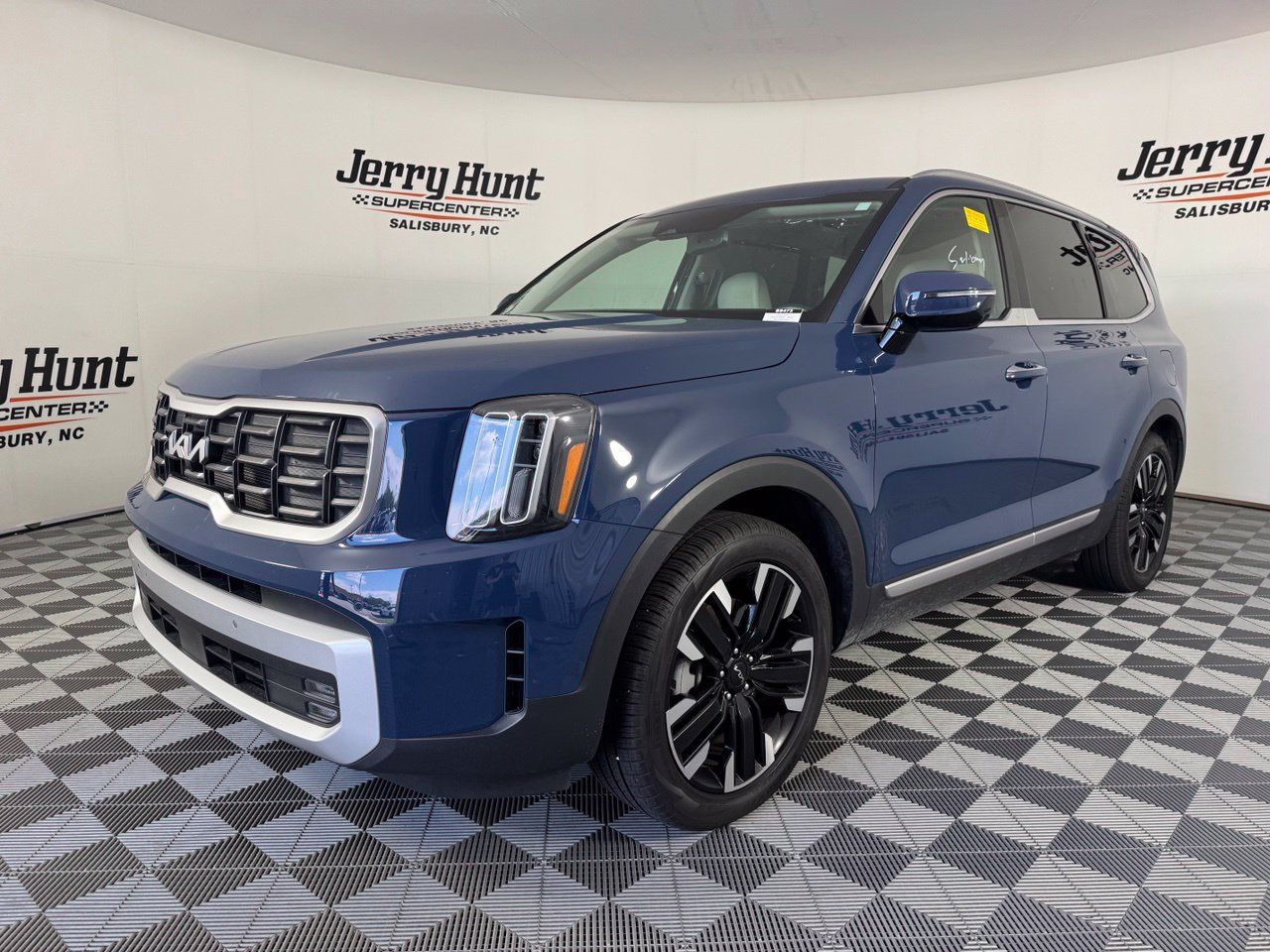 Used 2024 Kia Telluride SX w/ Towing Package FWD image 1
