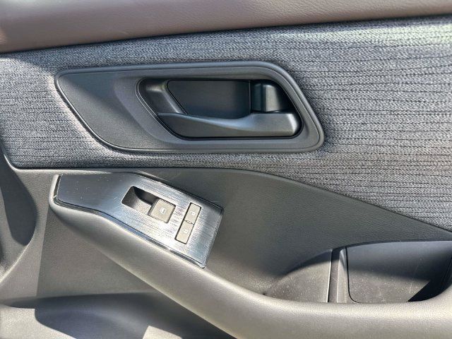 Used 2023 Nissan Rogue S AWD/4WD image 19