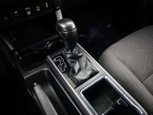 Used 2018 Toyota Tacoma TRD Off-Road w/ Technology Package AWD/4WD image 18