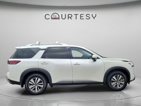 Used 2023 Nissan Pathfinder SL AWD/4WD image 6