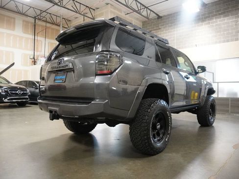 Used 2017 Toyota 4Runner SR5 AWD/4WD image 5