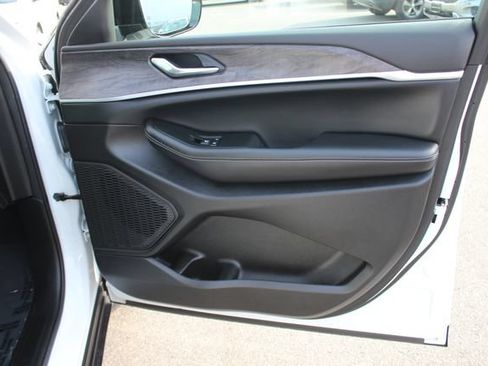 Used 2024 Jeep Grand Cherokee L Limited AWD/4WD image 35