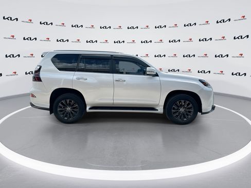 Used 2023 Lexus GX 460 Premium w/ Accessory Package AWD/4WD image 9