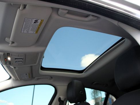 Used 2018 Jaguar XE Premium image 28