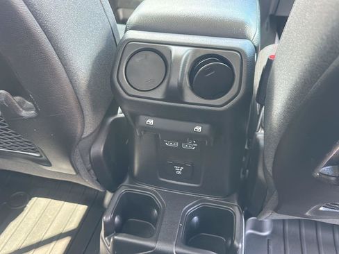 Used 2024 Jeep Gladiator Rubicon w/ Technology Group AWD/4WD image 14