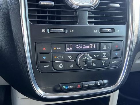 Used 2011 Chrysler Town & Country Touring w/ Driver Convenience Group image 23