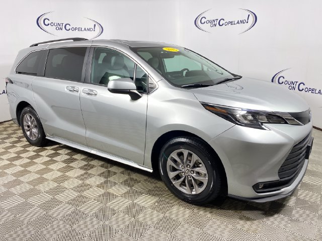 Used 2025 Toyota Sienna XLE FWD image 1