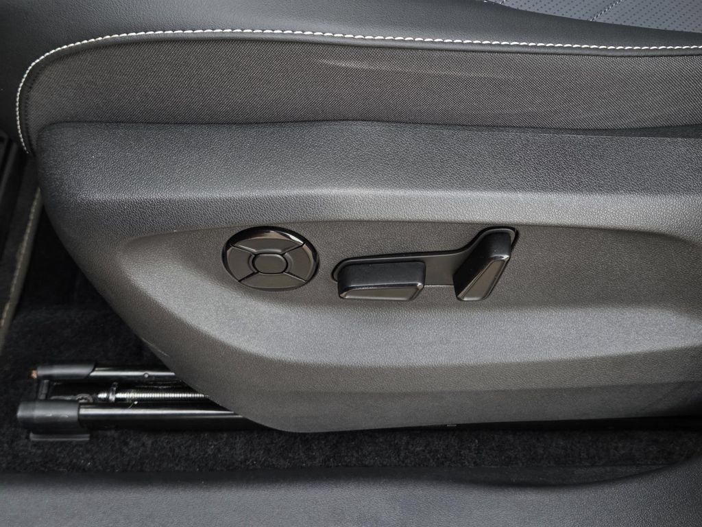 Used 2025 Volkswagen Tiguan SE FWD image 25