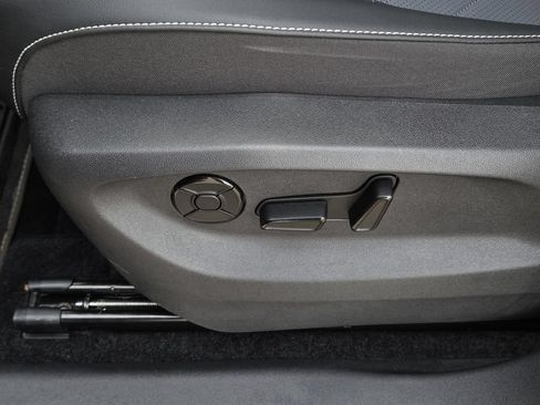 Used 2025 Volkswagen Tiguan SE FWD image 25