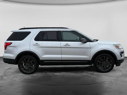 Used 2018 Ford Explorer XLT w/ XLT Appearance Package AWD/4WD image 11