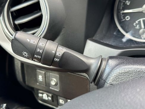 Used 2022 Toyota Tacoma TRD Off-Road image 10