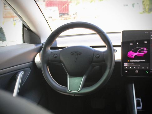 Used 2020 Tesla Model 3 Standard Range RWD image 12