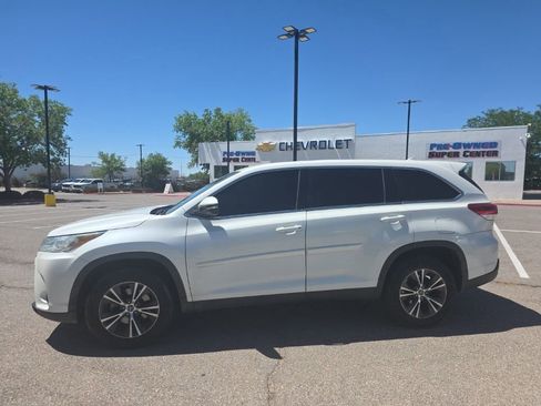 Used 2019 Toyota Highlander Plus FWD image 2