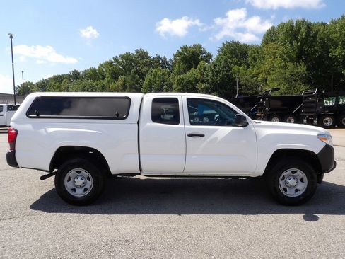 Used 2021 Toyota Tacoma SR RWD image 9