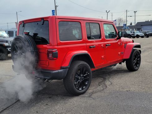 Used 2025 Jeep Wrangler Unlimited Sahara w/ Safety Group AWD/4WD image 4