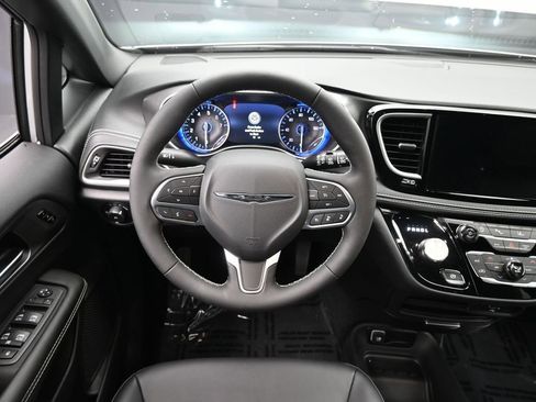 New 2026 Chrysler Pacifica Select image 18