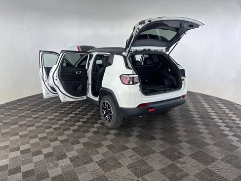 Used 2025 Jeep Compass Trailhawk AWD/4WD image 21