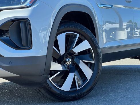Used 2024 Volkswagen Atlas Cross Sport SE AWD/4WD image 2