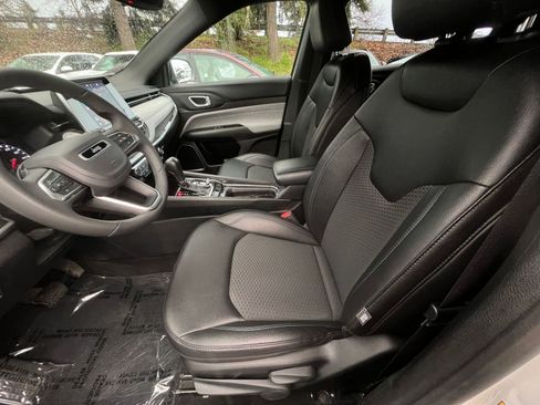 Used 2025 Jeep Compass Latitude image 27